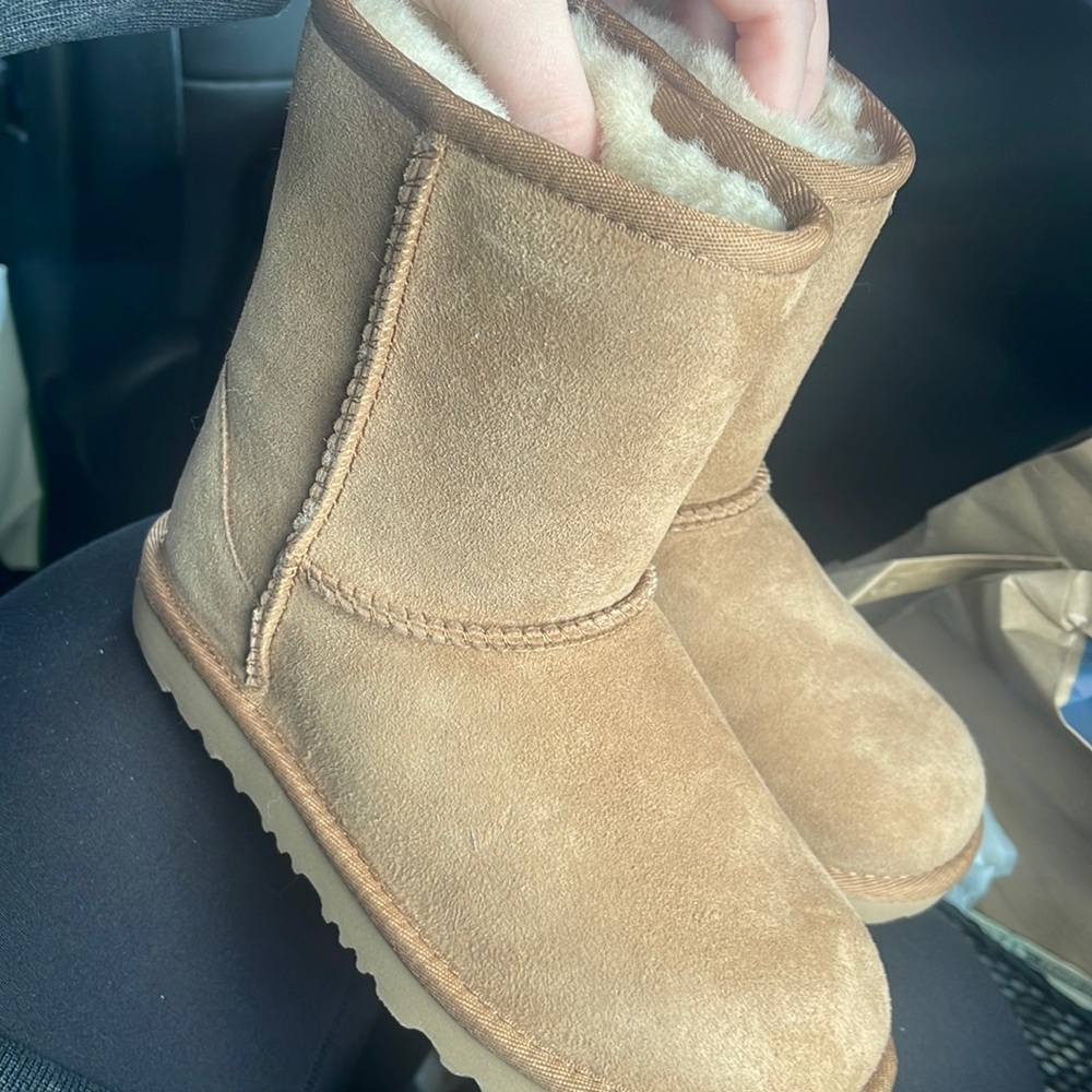BRAND NEW- Ugg classic. Size 1. Chestnut